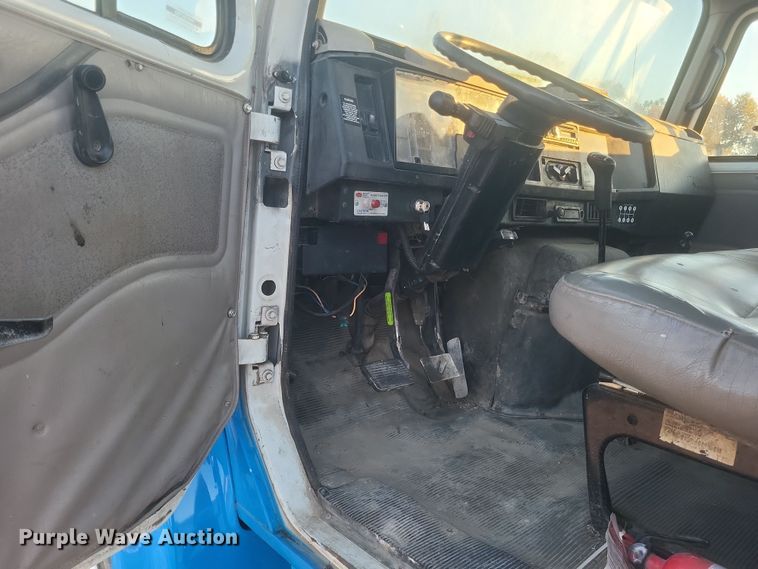 image for item DQ3736 2001 International  4700  truck cab and chassis