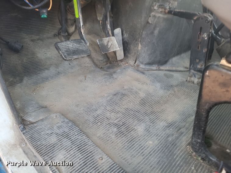 image for item DQ3736 2001 International  4700  truck cab and chassis