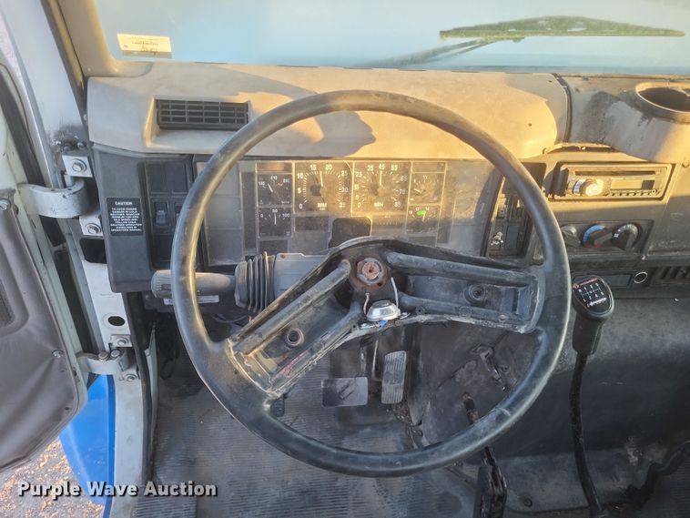 image for item DQ3736 2001 International  4700  truck cab and chassis