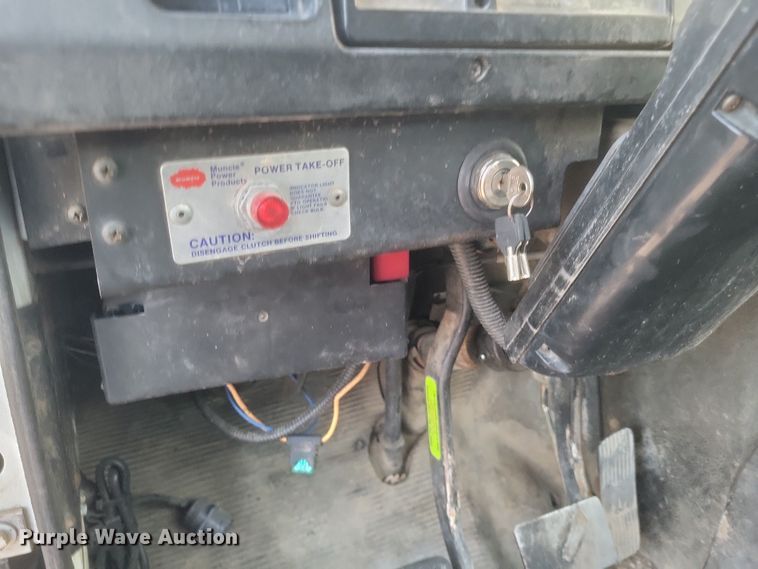 image for item DQ3736 2001 International  4700  truck cab and chassis