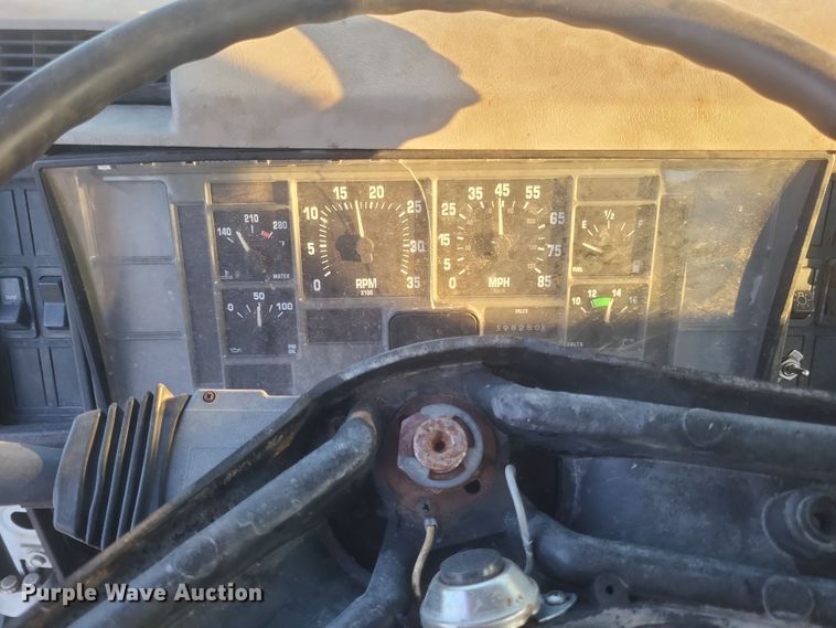 image for item DQ3736 2001 International  4700  truck cab and chassis