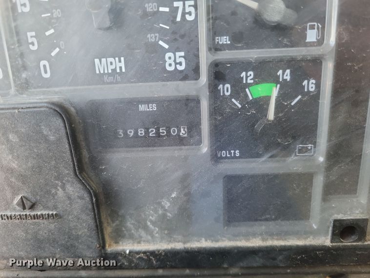 image for item DQ3736 2001 International  4700  truck cab and chassis