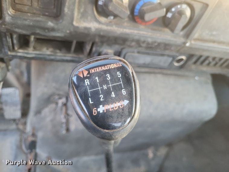 image for item DQ3736 2001 International  4700  truck cab and chassis