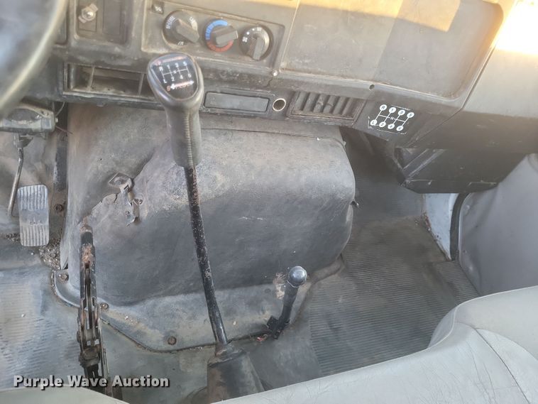 image for item DQ3736 2001 International  4700  truck cab and chassis