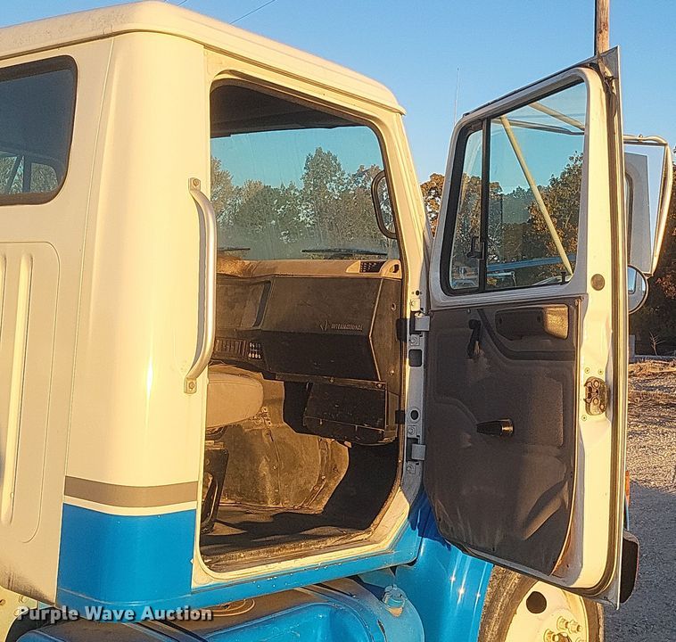 image for item DQ3736 2001 International  4700  truck cab and chassis