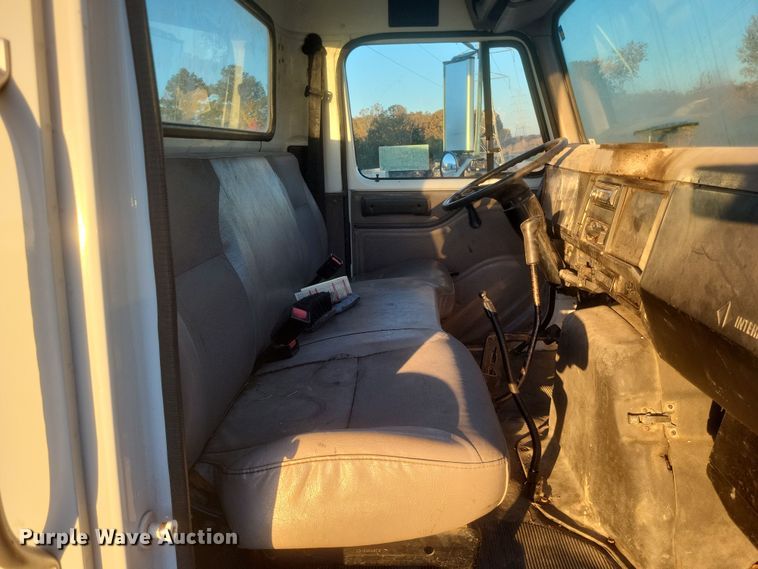 image for item DQ3736 2001 International  4700  truck cab and chassis