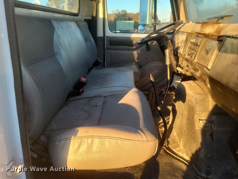 image for item DQ3736 2001 International  4700  truck cab and chassis