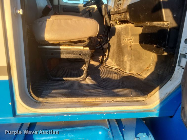 image for item DQ3736 2001 International  4700  truck cab and chassis