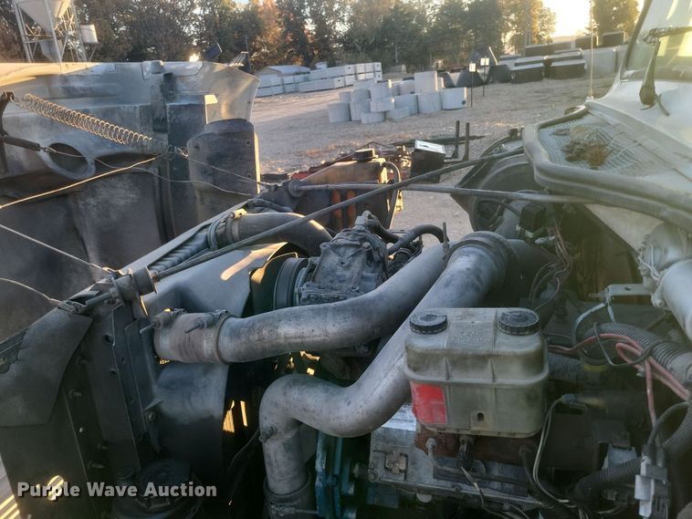 image for item DQ3736 2001 International  4700  truck cab and chassis