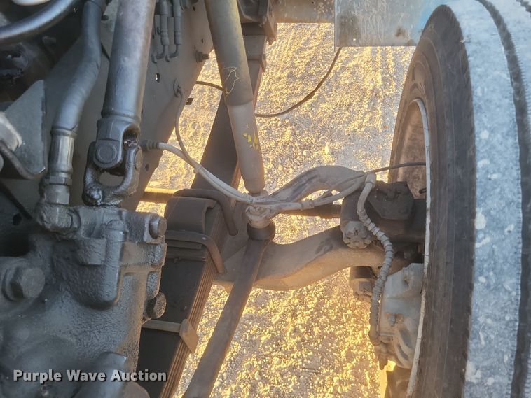 image for item DQ3736 2001 International  4700  truck cab and chassis