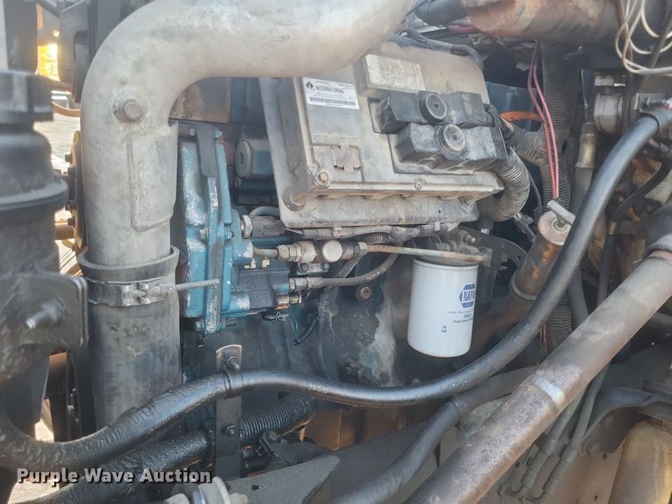 image for item DQ3736 2001 International  4700  truck cab and chassis