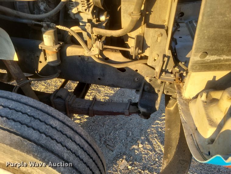 image for item DQ3736 2001 International  4700  truck cab and chassis