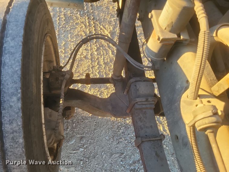 image for item DQ3736 2001 International  4700  truck cab and chassis