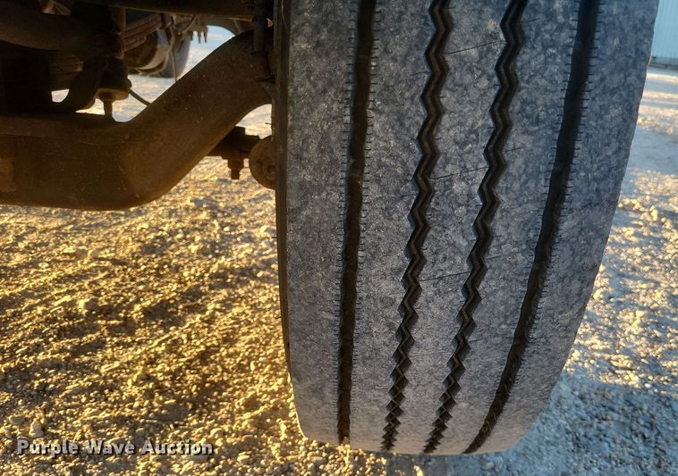 image for item DQ3736 2001 International  4700  truck cab and chassis