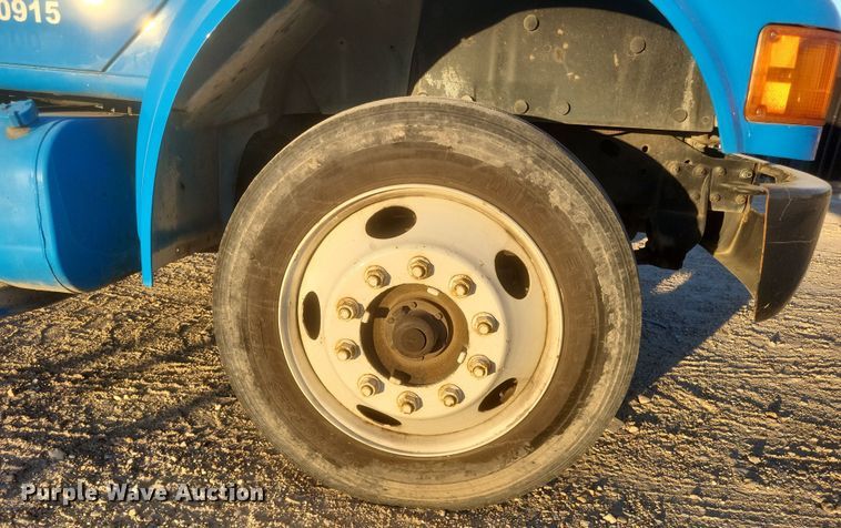 image for item DQ3736 2001 International  4700  truck cab and chassis