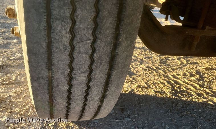 image for item DQ3736 2001 International  4700  truck cab and chassis