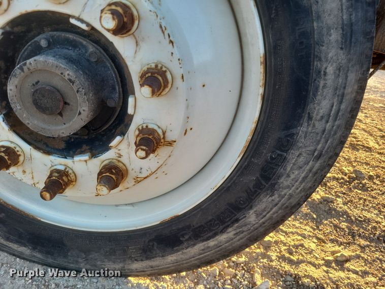 image for item DQ3736 2001 International  4700  truck cab and chassis