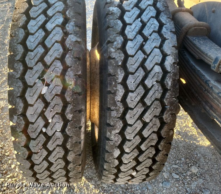 image for item DQ3736 2001 International  4700  truck cab and chassis