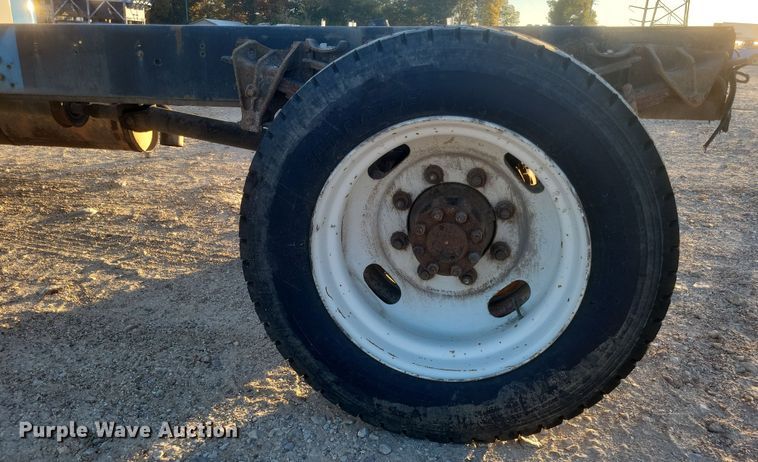 image for item DQ3736 2001 International  4700  truck cab and chassis