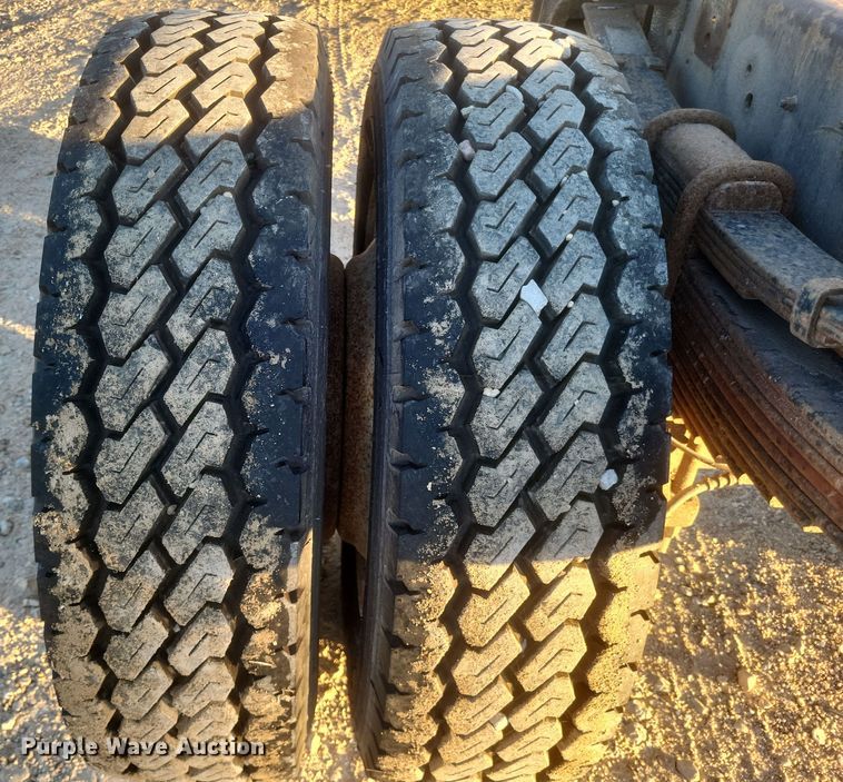 image for item DQ3736 2001 International  4700  truck cab and chassis