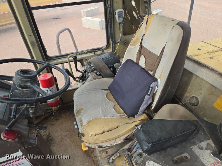 image for item DQ6203 1992 Komatsu WA500-1L wheel loader