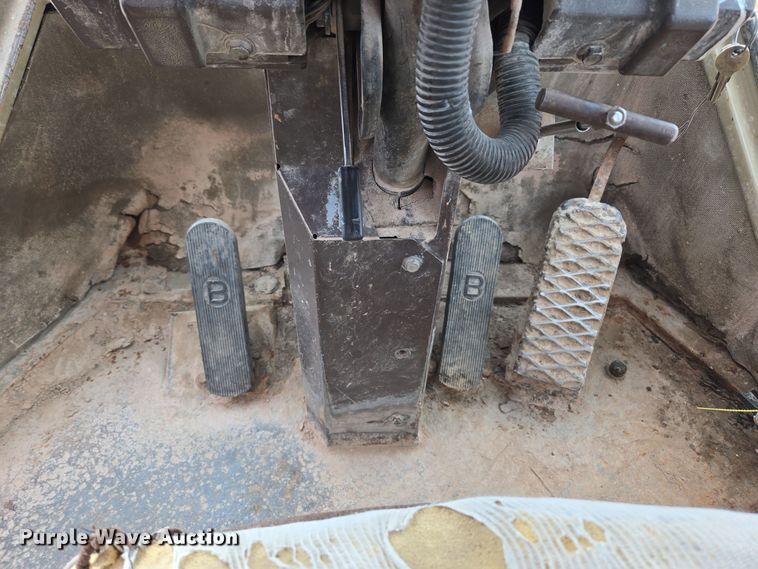 image for item DQ6203 1992 Komatsu WA500-1L wheel loader