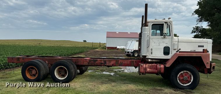 image for item DQ6858 1978 International F5070 truck cab and chassis