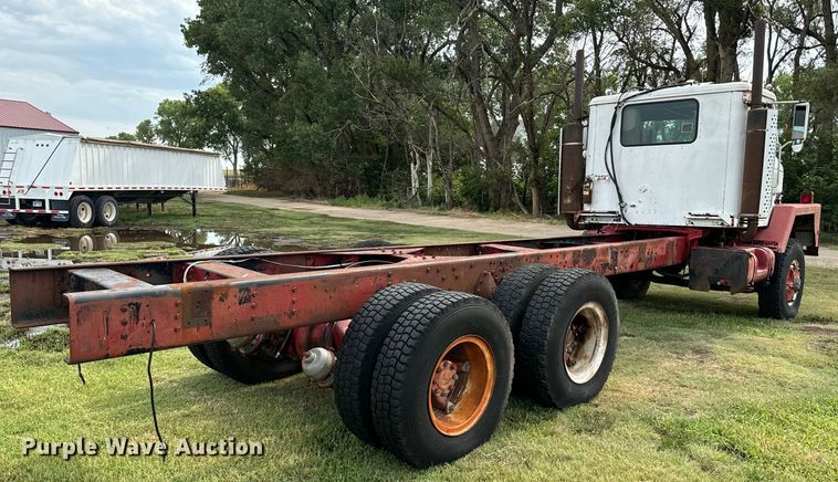 image for item DQ6858 1978 International F5070 truck cab and chassis