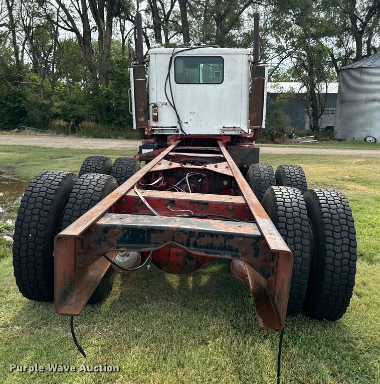 image for item DQ6858 1978 International F5070 truck cab and chassis
