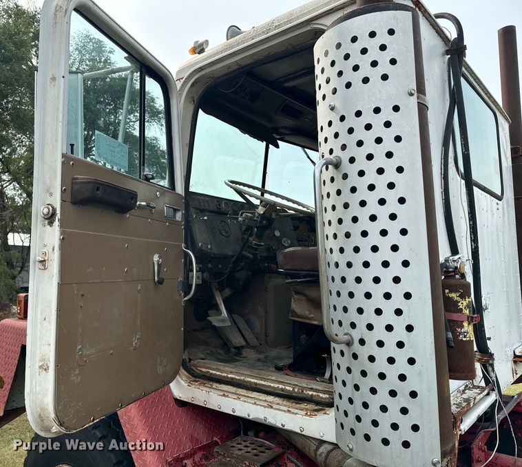 image for item DQ6858 1978 International F5070 truck cab and chassis