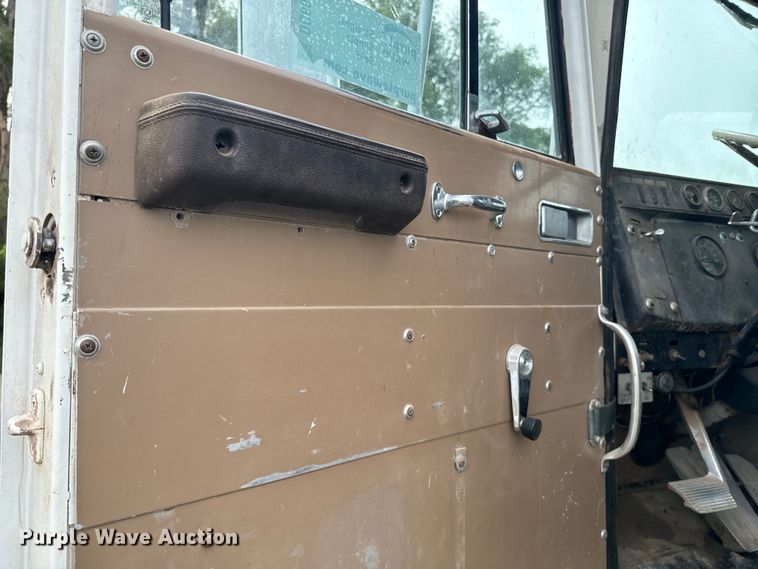 image for item DQ6858 1978 International F5070 truck cab and chassis