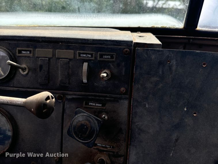 image for item DQ6858 1978 International F5070 truck cab and chassis