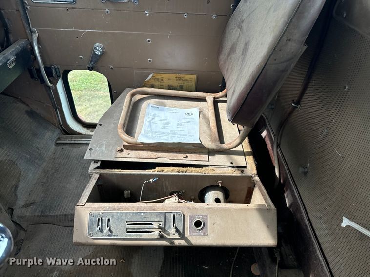 image for item DQ6858 1978 International F5070 truck cab and chassis