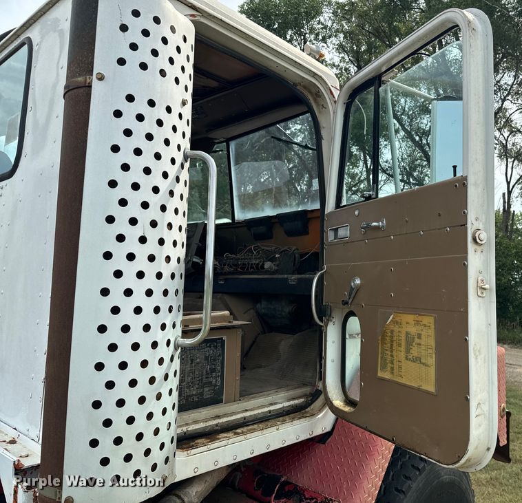 image for item DQ6858 1978 International F5070 truck cab and chassis