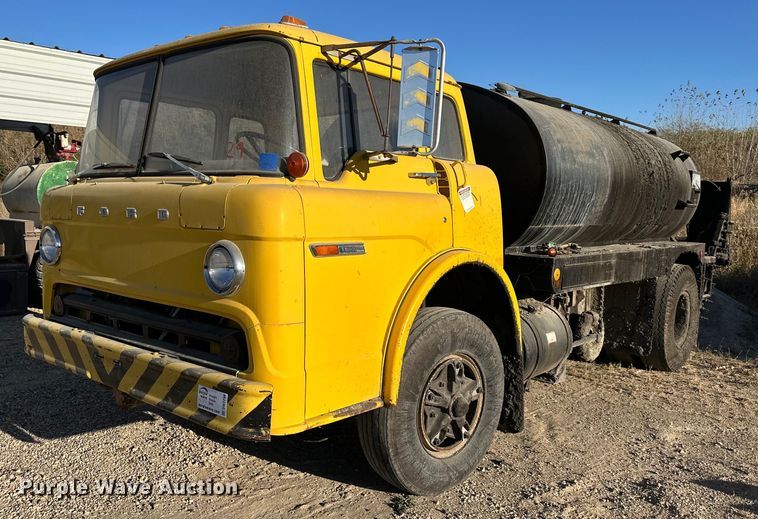 image for item DW2296 1977 Ford 800 oil distributor truck