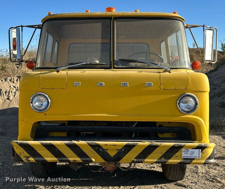 image for item DW2296 1977 Ford 800 oil distributor truck