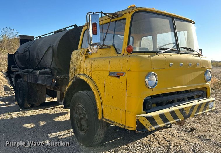 image for item DW2296 1977 Ford 800 oil distributor truck