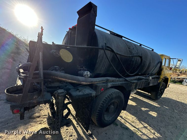 image for item DW2296 1977 Ford 800 oil distributor truck