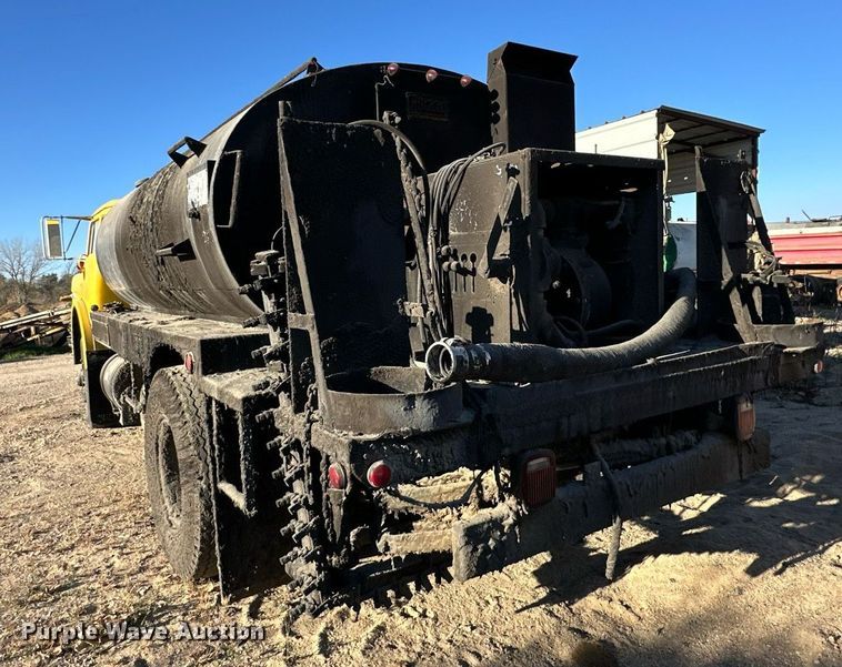 image for item DW2296 1977 Ford 800 oil distributor truck