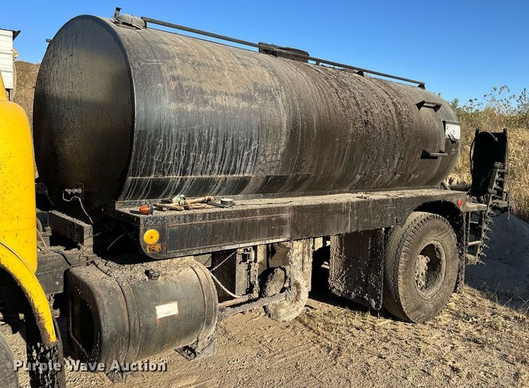 image for item DW2296 1977 Ford 800 oil distributor truck