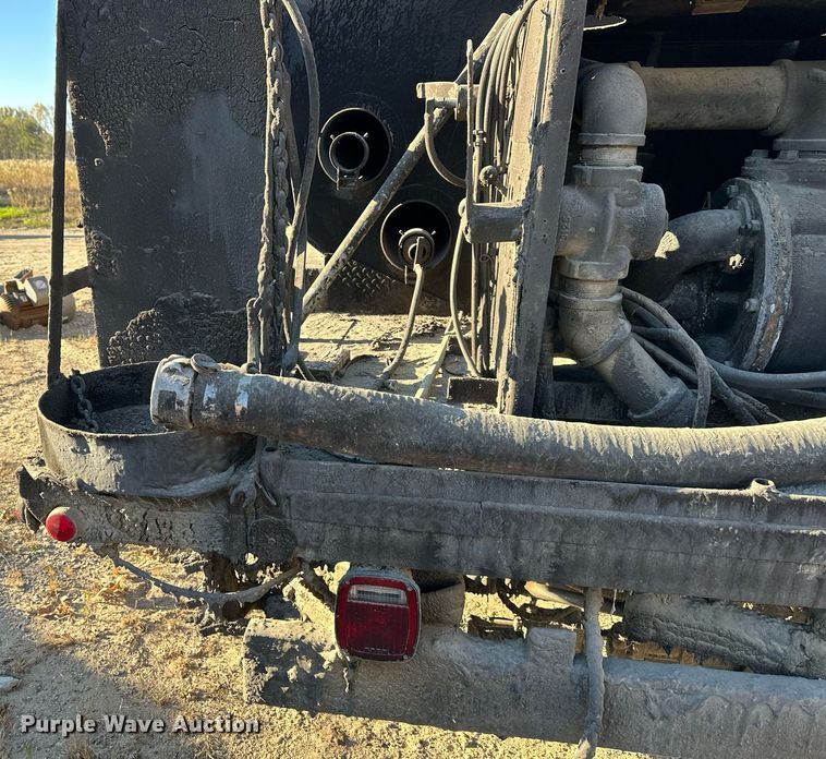 image for item DW2296 1977 Ford 800 oil distributor truck