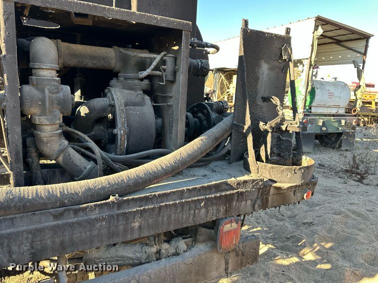 image for item DW2296 1977 Ford 800 oil distributor truck