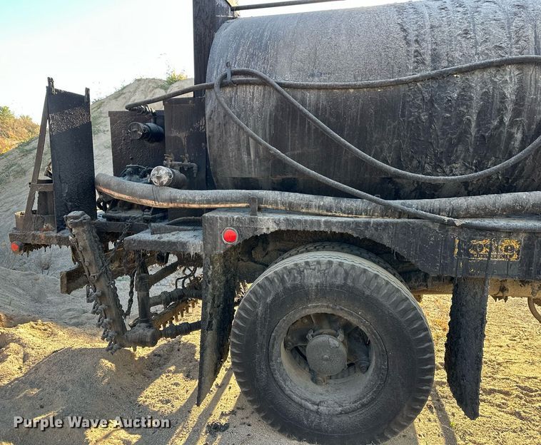 image for item DW2296 1977 Ford 800 oil distributor truck