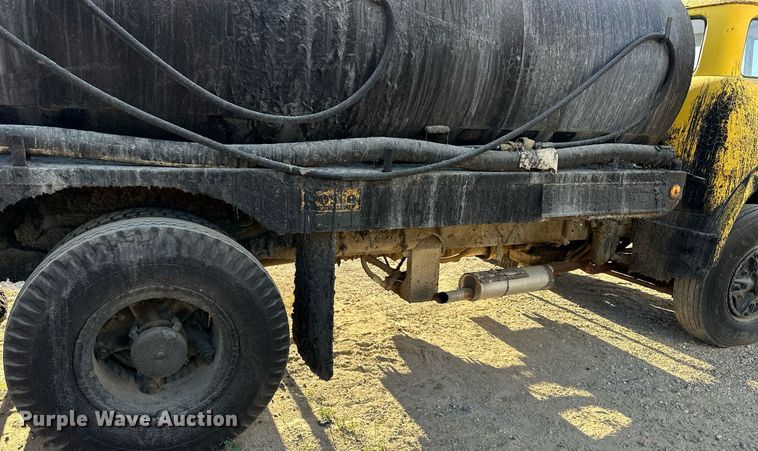 image for item DW2296 1977 Ford 800 oil distributor truck