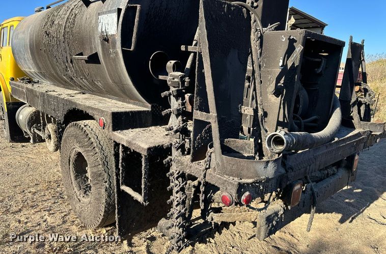 image for item DW2296 1977 Ford 800 oil distributor truck