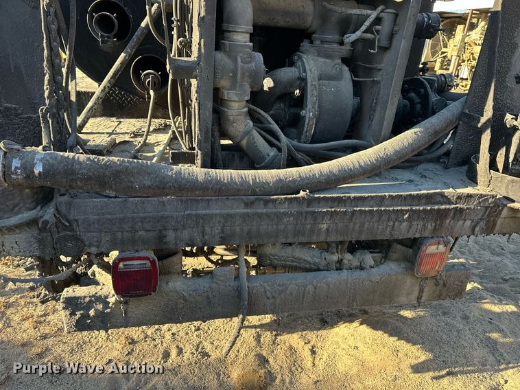 image for item DW2296 1977 Ford 800 oil distributor truck