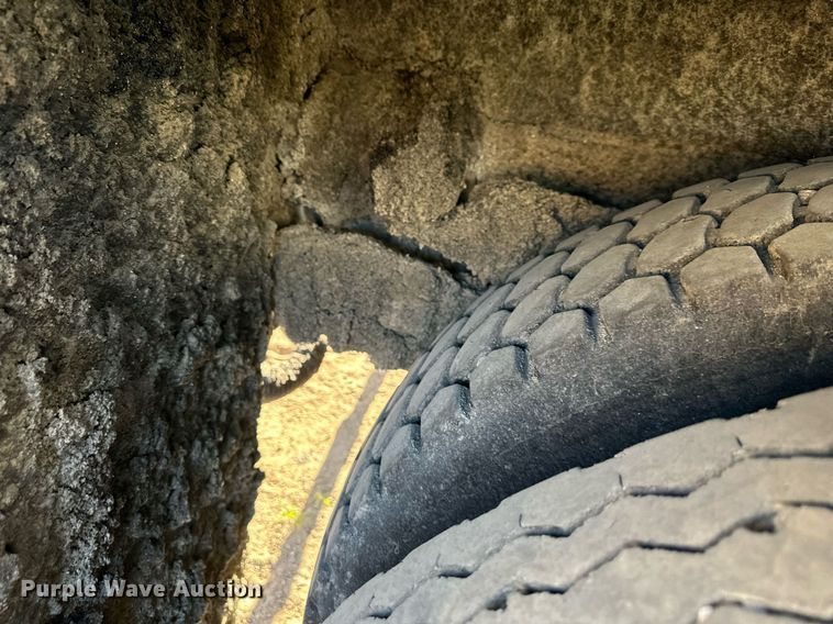 image for item DW2296 1977 Ford 800 oil distributor truck