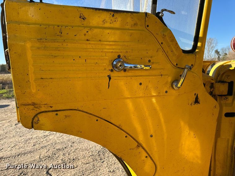 image for item DW2296 1977 Ford 800 oil distributor truck