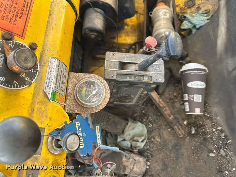 image for item DW2296 1977 Ford 800 oil distributor truck