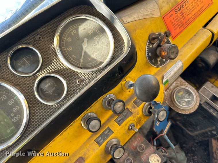 image for item DW2296 1977 Ford 800 oil distributor truck